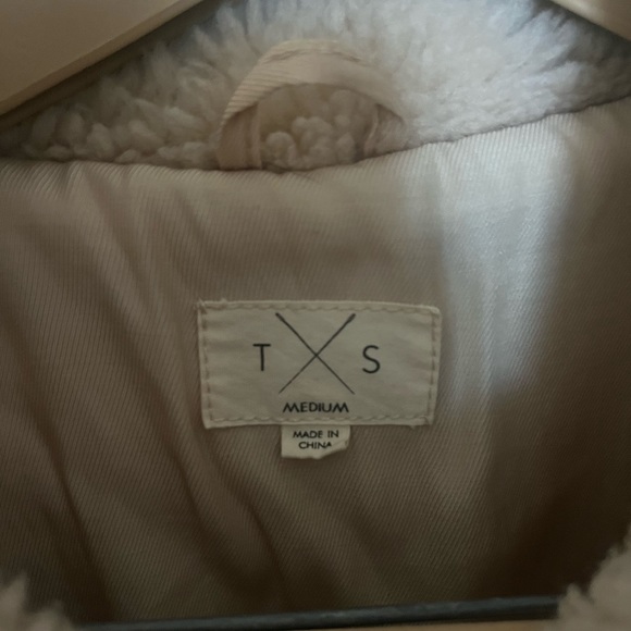 Slightly cropped tan sherpa jacket size medium - Picture 3 of 3